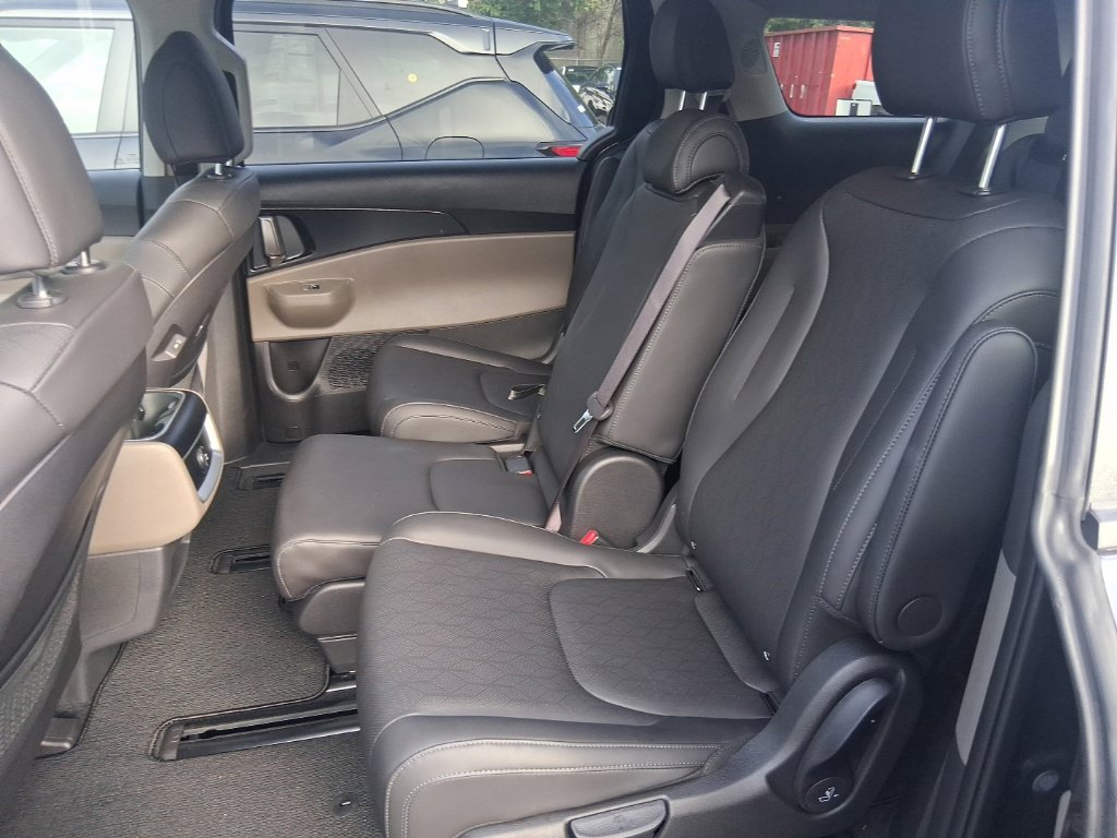 Certified 2026 Kia Carnival FWD image 14