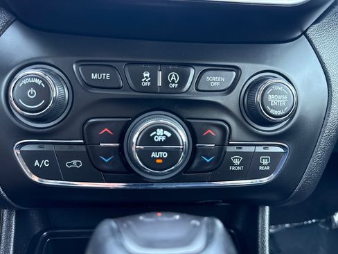 Used 2020 Jeep Cherokee Latitude Plus w/ Cold Weather Group AWD/4WD image 22