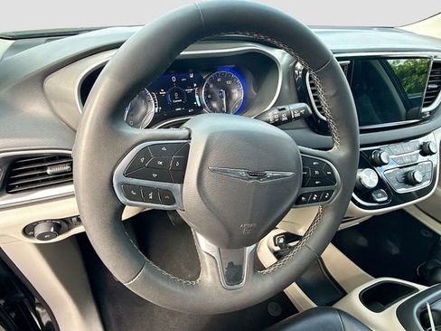 Used 2023 Chrysler Pacifica Touring-L FWD image 12