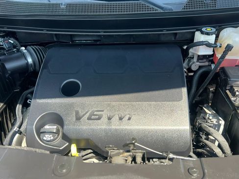 Used 2021 Chevrolet Traverse LS image 28