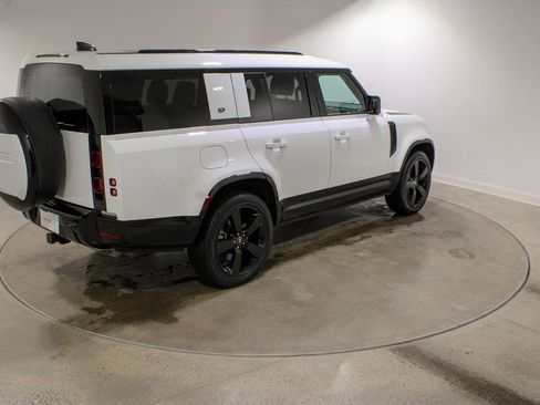 Used 2024 Land Rover Defender 130 X-Dynamic SE image 5