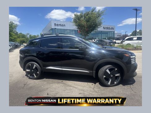 Used 2025 Nissan Kicks SR FWD image 1