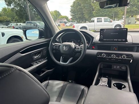 Used 2025 Honda Pilot Touring image 7