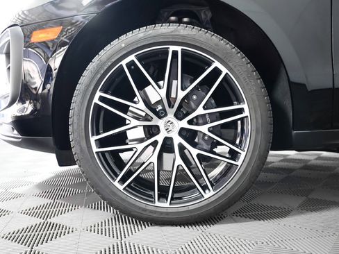 Certified 2025 Porsche Macan image 15