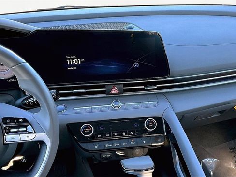 Used 2024 Hyundai Elantra SEL w/ Convenience Package image 6