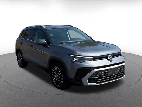 Used 2026 Volkswagen Taos SE FWD image 3