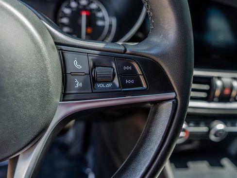 Used 2018 Alfa Romeo Giulia AWD image 17