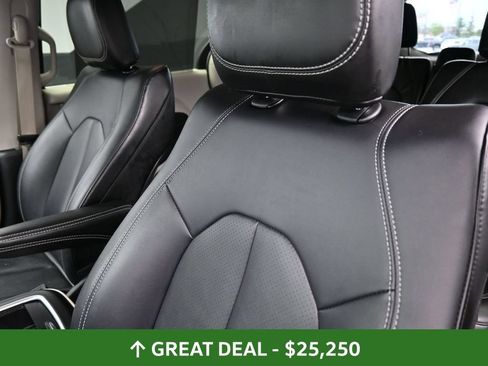 Used 2024 Chrysler Pacifica Touring-L FWD image 22