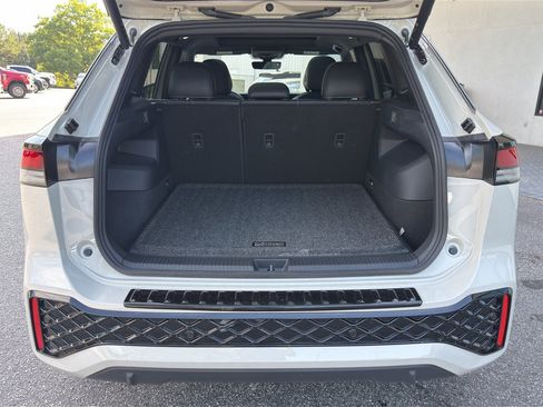 Used 2026 Volkswagen Tiguan SE R-Line FWD image 19