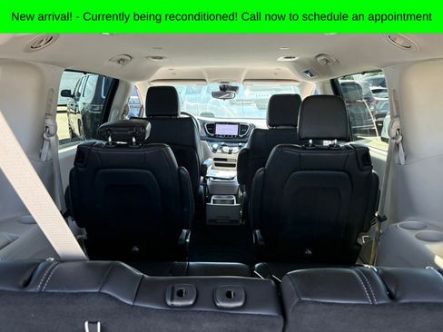 Used 2023 Chrysler Pacifica Touring-L image 5