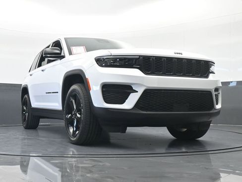 Used 2024 Jeep Grand Cherokee Altitude image 63