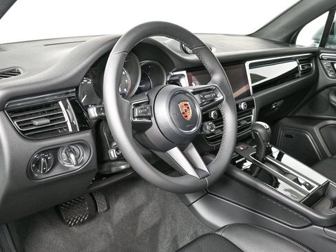 Certified 2026 Porsche Macan AWD/4WD image 4