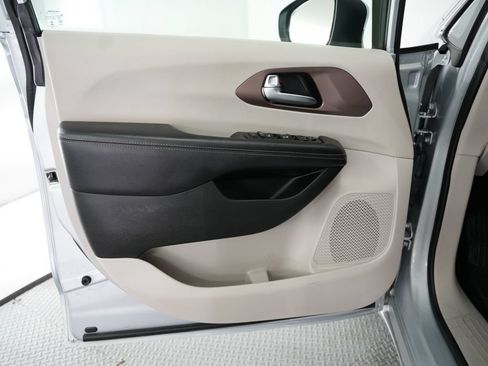 Used 2022 Chrysler Voyager LX FWD image 37