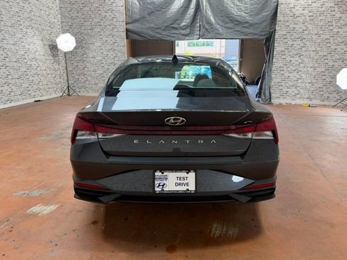Used 2021 Hyundai Elantra SE FWD image 5