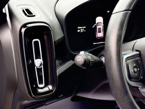 Used 2023 Volvo XC40 Recharge Plus image 11