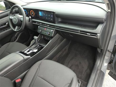 Used 2025 Hyundai Tucson SE image 15