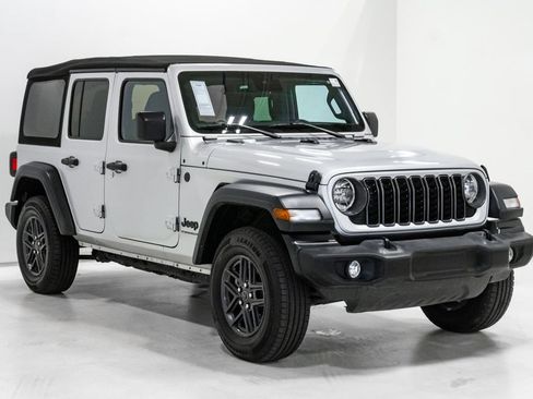 Used 2024 Jeep Wrangler Unlimited Sport AWD/4WD image 4