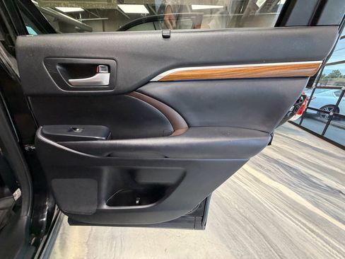 Used 2018 Toyota Highlander Limited AWD/4WD image 45