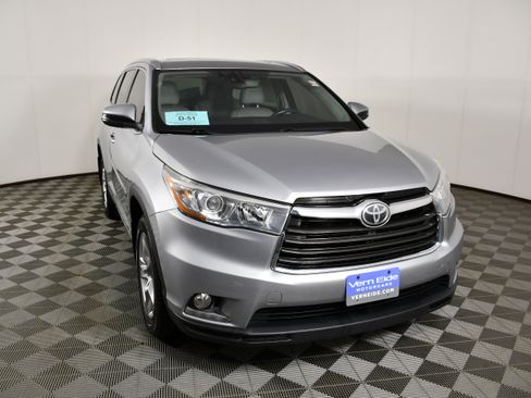 Used 2016 Toyota Highlander Limited w/ Driver Technology Package AWD/4WD image 3