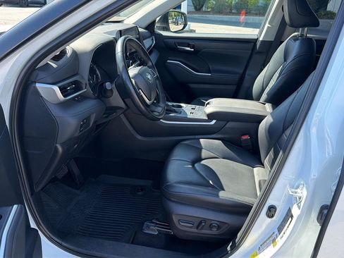 Used 2023 Toyota Highlander XLE FWD image 10