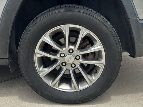 Used 2019 Jeep Cherokee Latitude Plus FWD image 29