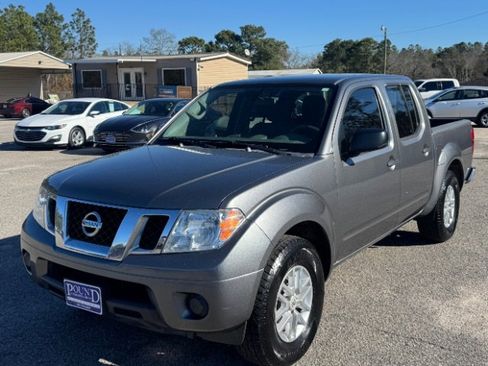 Used 2019 Nissan Frontier SV image 2
