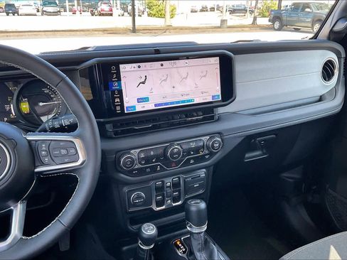 Used 2025 Jeep Wrangler Sahara image 7