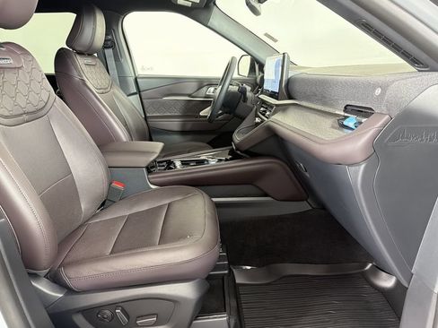 Used 2025 Ford Explorer Platinum w/ Ultimate Package AWD/4WD image 23