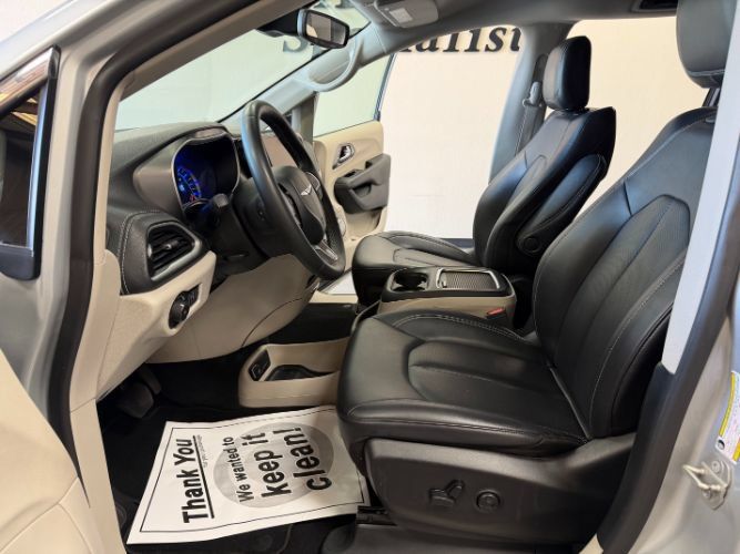 Used 2024 Chrysler Pacifica Limited FWD image 13