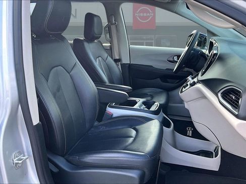 Used 2024 Chrysler Pacifica Touring-L FWD image 25