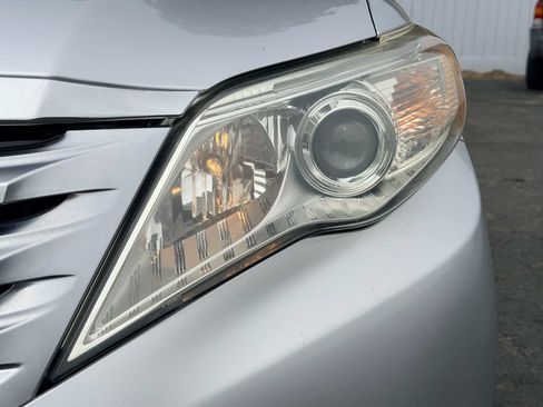 Used 2011 Toyota Avalon FWD image 9