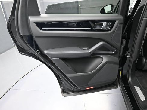 Certified 2023 Porsche Cayenne Platinum Edition AWD/4WD image 23