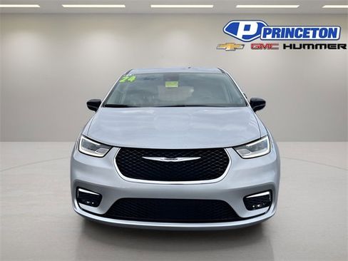 Used 2024 Chrysler Pacifica Touring-L image 2