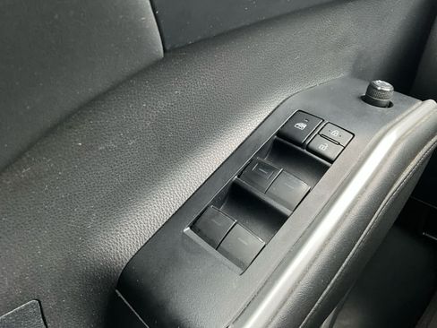 Used 2021 Toyota Highlander XLE AWD/4WD image 19