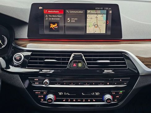 Used 2019 BMW 530e xDrive w/ Premium Package image 13