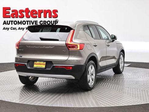 Used 2022 Volvo XC40 T4 Momentum FWD image 5