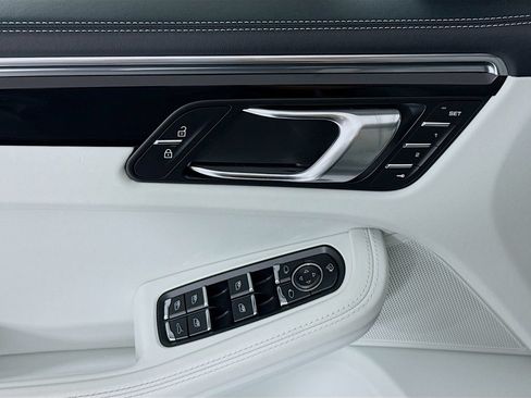 Certified 2025 Porsche Macan AWD/4WD image 11