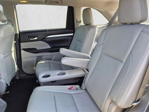 Used 2015 Toyota Highlander XLE FWD image 19
