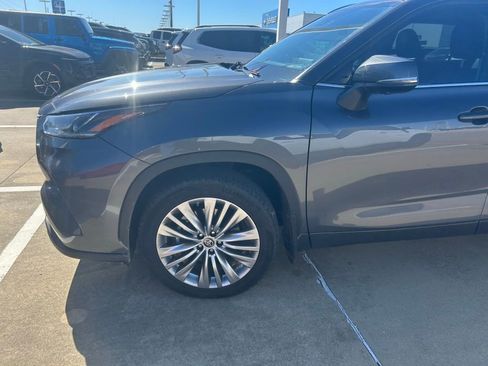 Used 2023 Toyota Highlander Platinum image 2