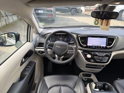 Used 2024 Chrysler Pacifica Select image 19