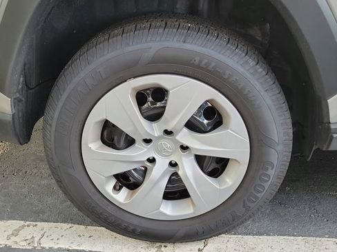 Used 2019 Toyota RAV4 LE FWD image 4