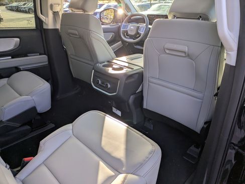 New 2025 Ford Expedition Active image 32