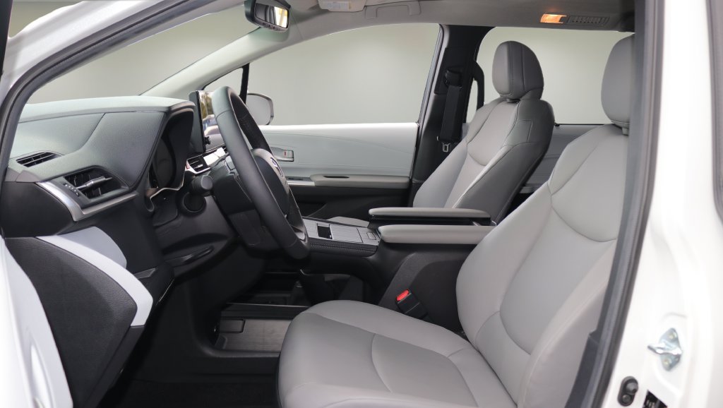 Certified 2026 Toyota Sienna XLE FWD image 11