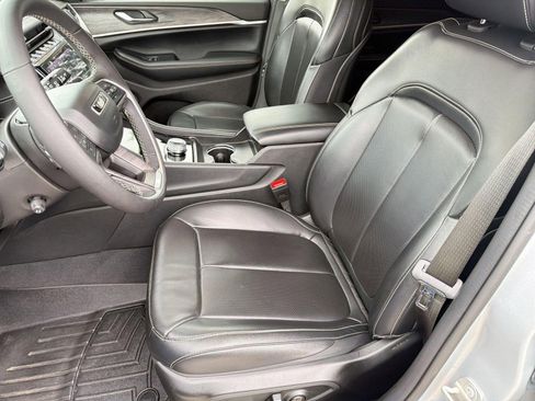 Used 2024 Jeep Grand Cherokee L Limited w/ Luxury Tech Group II image 5