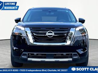 Used 2025 Nissan Pathfinder SL FWD video 2