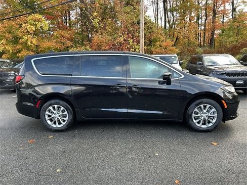New 2026 Chrysler Pacifica Select image 9