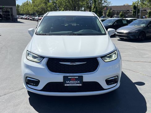 Used 2022 Chrysler Pacifica Touring-L FWD image 3
