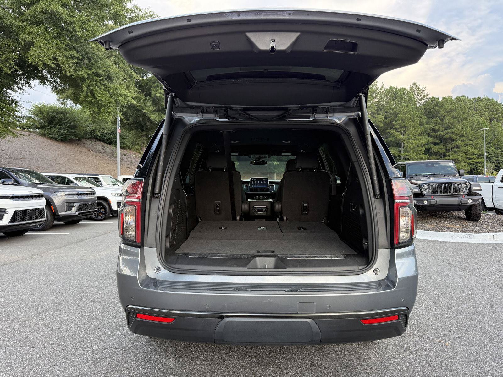 Used 2022 Chevrolet Tahoe Z71 w/ Luxury Package AWD/4WD image 29