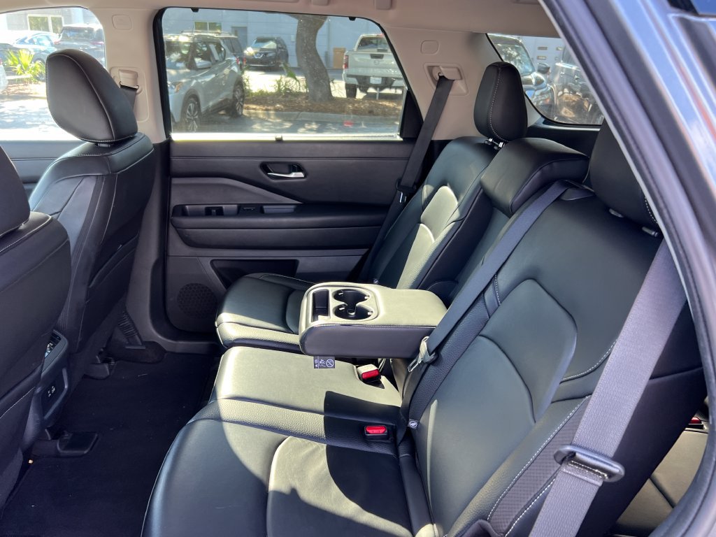 Used 2025 Nissan Pathfinder SL FWD image 11