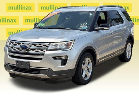 Used 2018 Ford Explorer XLT w/ Equipment Group 202A FWD image 13